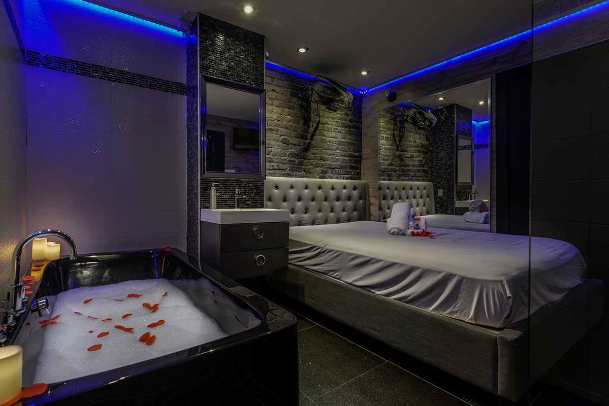 bath and massage bed with roses petal on bed of vip room