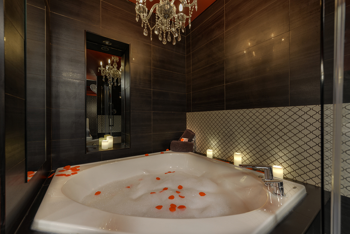 ecstacy room bubble bath and red roses petals