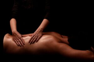 Massage balinais sur le dos d'un homme allongé